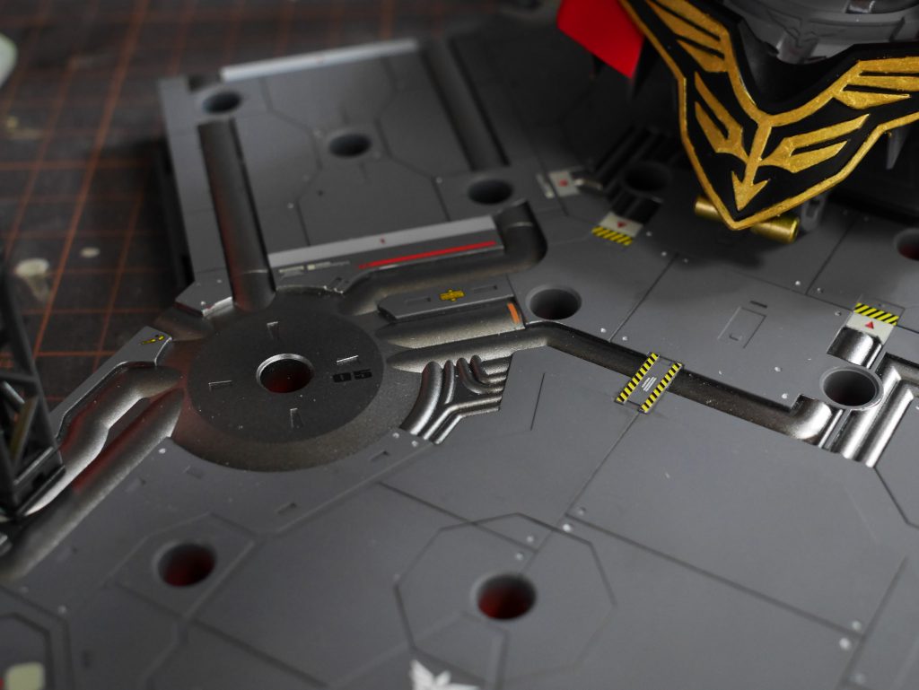 デカールも粗密を考慮して配置。特に今回のお気に入りは黄色と黒の規制線、いわゆるトラテープです。
