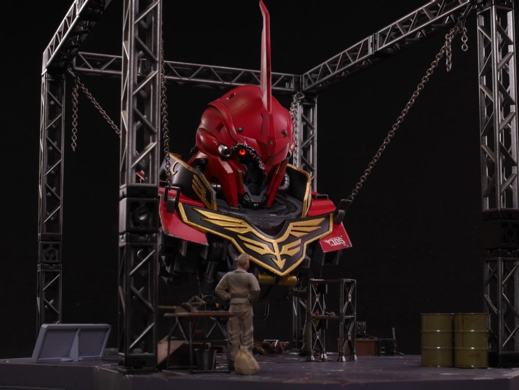 お面を超音波カッターで剥がして内部メカを作ります。
ドクロの口はMGザクの装甲から削り出し。
片方だけ露出しているツインアイはプラパイプで、赤色LEDが光ります。