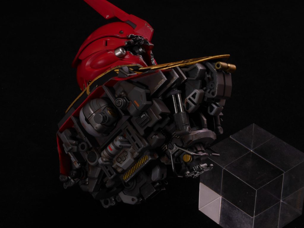 ヘッドディスプレイをジオラマ化するときの弱点は「スパッと下面が切れている」こと。このままだとどうにも「ちょこんと置きました」感が拭えません。そのためジャンクパーツで胴体部分内部メカを盛っていきます。