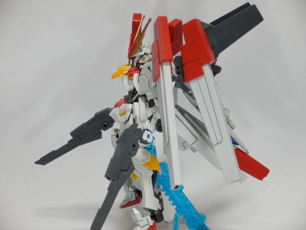 左側面
左右の方に搭載されているのがメガビームキャノン×4門。
肩部を介してツインリアクタ―から直接エネルギーを供給される大口径のビームキャノンは、フレキシブルに可動し、広い射角を取れる為、本来ビーム兵器が絶対的に不利となるナノラミネート装甲にとっても、大熱量を継続的に浴びせ続けることが出来る本装備は有効打に成り得る。
(尤も、繊細な射角調整や4門のビーム砲がオーバーヒートしないように上手くローテーションを組む必要があり、機体操作が極めて高度であることに加え、大質量による打撃や継続ダメージを与えた方が圧倒的に有効なことは変わりないが)