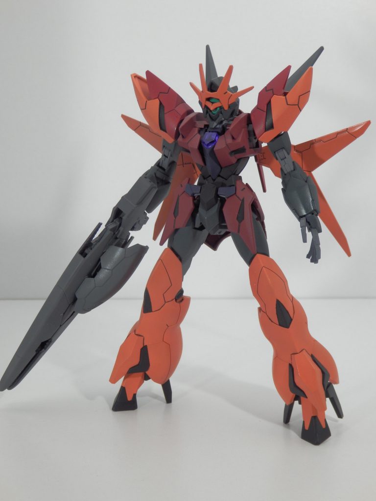 アルスアースリィガンダム 正面
本体はレッドとオレンジの二色で塗装しました。
肩やフロントスカートの溝部分はブラックで塗装し、
ワンポイントで膝にブラックを追加しました。