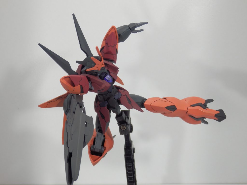 赤色の機体と言えばこのポーズ