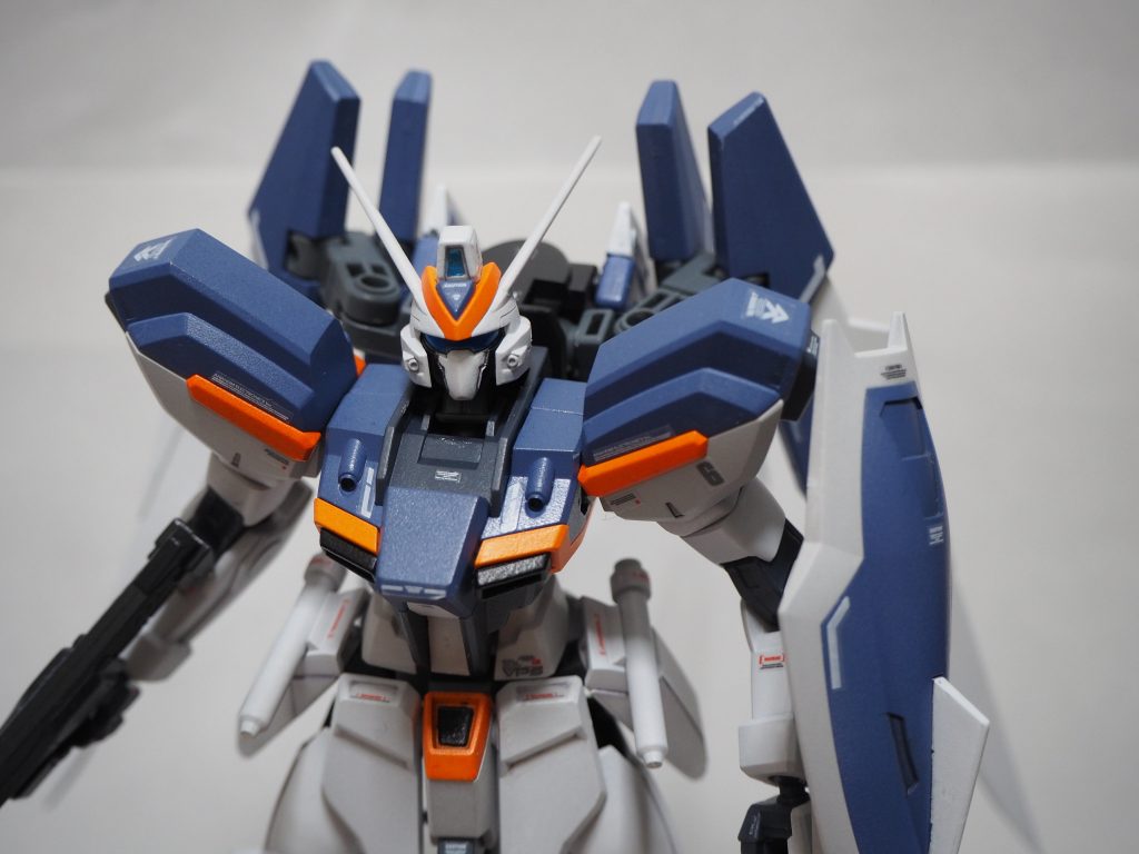 顔アップ
マスクをサンドペーパーで削り、スジボリで百式っぽくラインを追加。フェイスが案外大きいので、頬は黒く塗って小顔効果を狙っています。