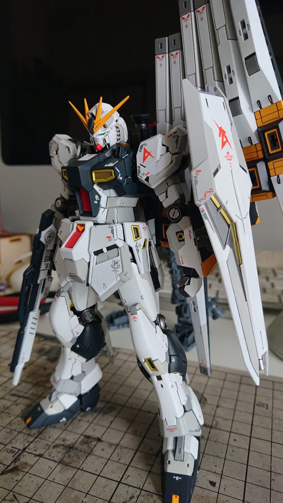 斜め前からデカールはWフィンファンネルセットのものを使用