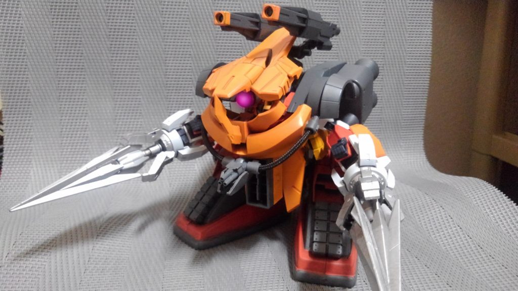 地中からの強襲に特化したアッグモードに合体クローと連結する事でドリルを大型化している