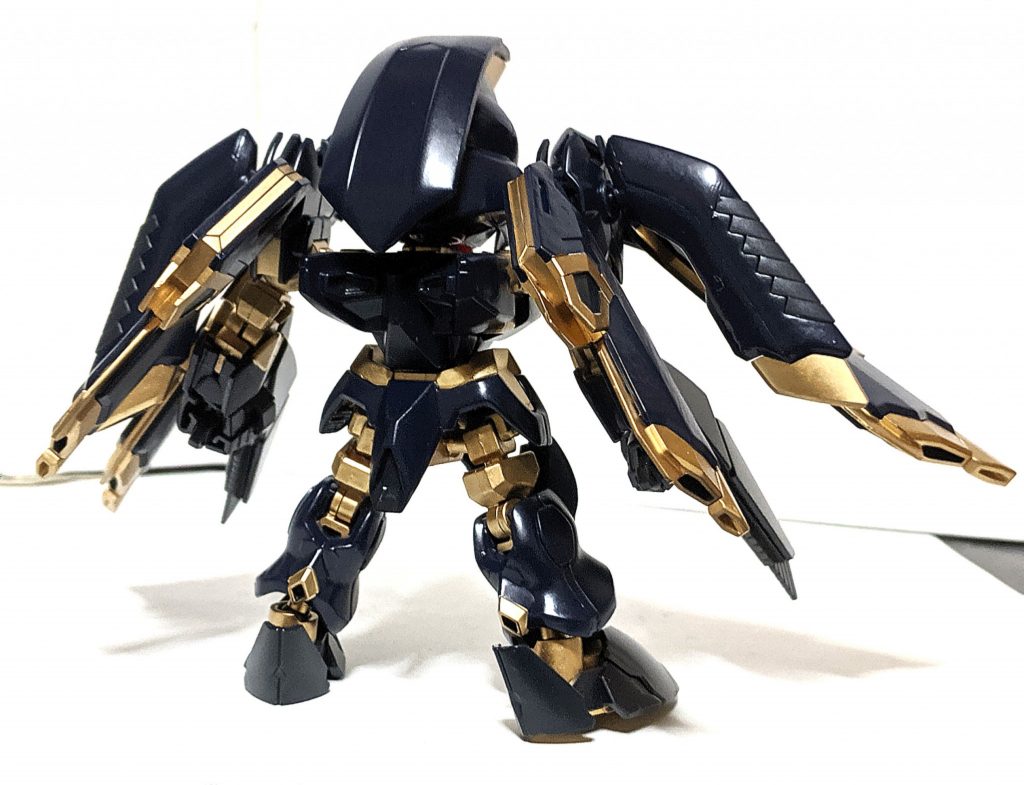 Gジェネレーション ジェネシスにて初参戦したフェニックス・ゼロの指揮官機モデル、ベースの機体とはカラーリングが大きく異なる他、性能も若干向上しており、序盤からの戦力としては十分に強いので世話になった人も多いはず。
本作品はそんなフェニックス・ゼロワンに限りなく近づけて制作した作品、元々フェニックスガンダムとフェニックス・ゼロ(ゼロワン)は額部とメインカメラが異なる程度でデザインとしては大きな違いは無いのですが、額部を再現しようとするならパテ等を用いたパーツ整形が必要だと判断した為、形状はそのままに空いている額部の穴にビームキャノンを取り付け雰囲気を崩さない程度にアレンジを加える処理を施しました。
因みにあまり知られていない事ですが、フェニックス・ゼロワンはストライクフリーダムガンダムのようにフレーム部が金色になっています