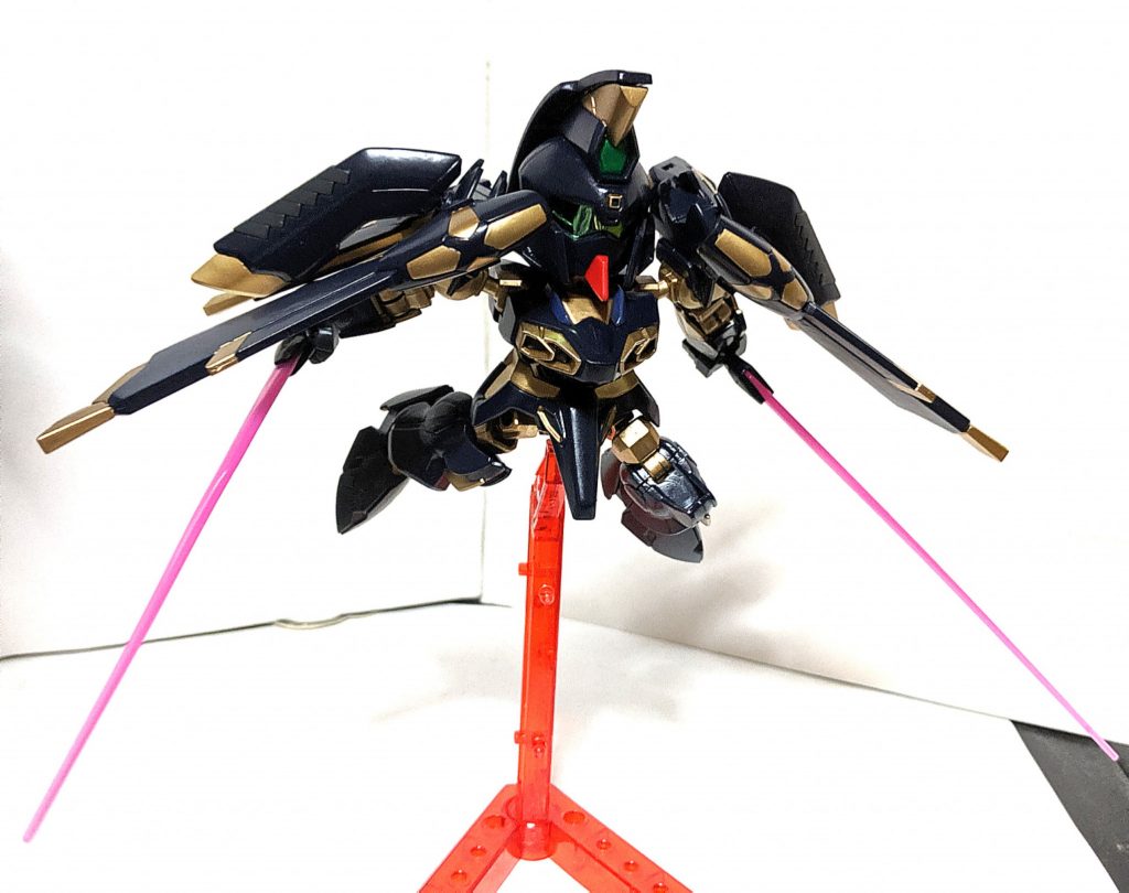 ビーム・サーベルもデザインが共通、陸戦型ガンダムの様に脚部に収納されており、アーマーが展開後に射出しそれを取って使用する演出がゲーム中にて確認できます。