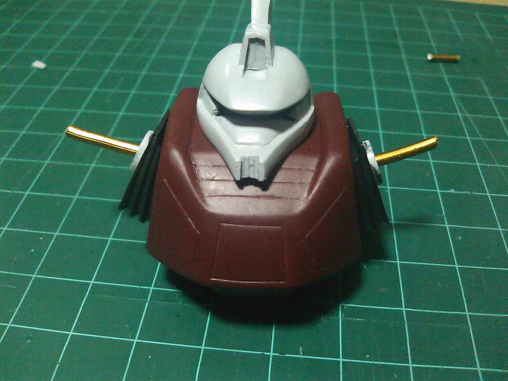 工作は関節のアルミ線接続と顔を少し削って細くした事。