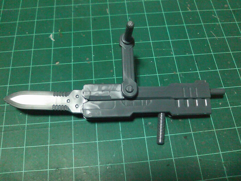 これをベースに折りたたみ式４３０ｍｍ砲を作りました。両刃ナイフを半分に切って、ナイフを２本作ってます。