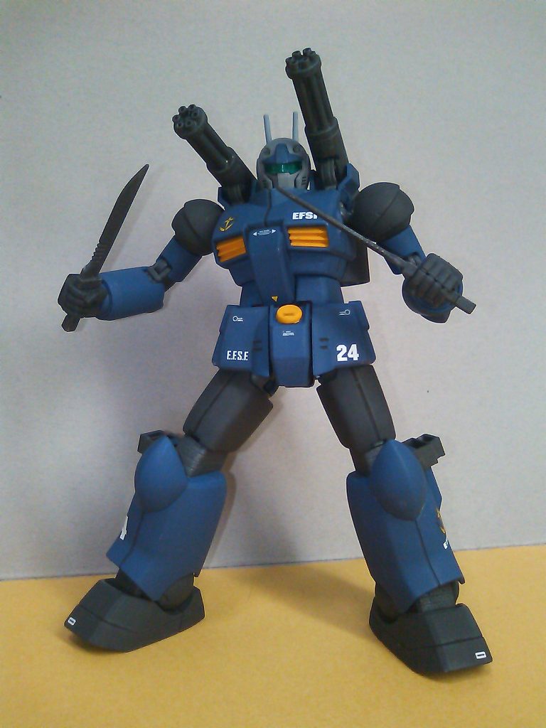 中～近距離面制圧用のガトリング砲、そして近接用のナイフです。