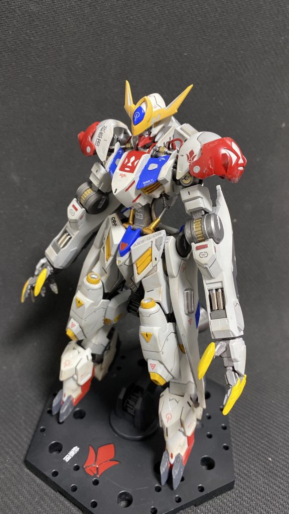 斜めショット。この角度が一番好きですね。
腰シリンダは1/100をイメージしてスクラッチしました。あ、腰延長もしています。
サイドスカートに埋め込んだシリンダーみたいなものをイメージしてプラパイプを半分にして接着しましたが、ぶっちゃけこれいらなかったかもと思いつつ作ってました。