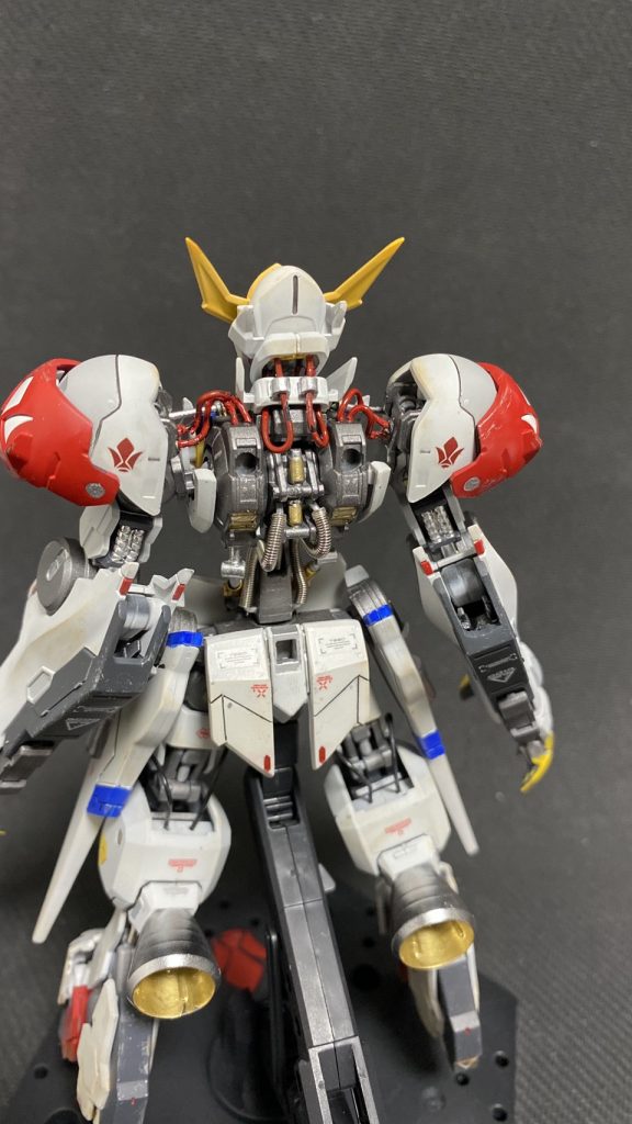 個人的に最も好きなポイント
タミヤさんの0.8mmパイピングケーブルをエナメルレッドで塗ったものを胸→後頭部と首筋→肩へと接続しています。
また、背中から腰に向けて2.0mmスプリングとアルミ線でパイピングしてます。このスプリングのパイピングはアキレスにも使ってます。
ひっそりと足裏ふくらはぎ辺りから膝にかけてもパイピングしてたりします。
この辺接着するのが一番楽しかったです。