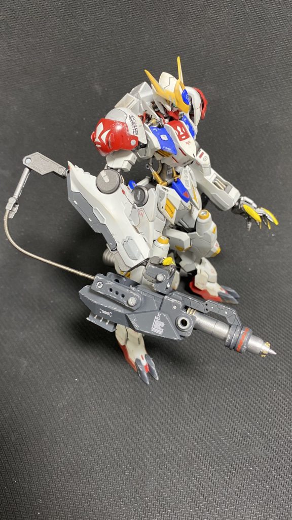 パイルバンカー
動作エネルギーをサブアームに接続したエネルギーパイプから直接供給することでメイスなどのパイルバンカーよりも破砕力の増した一撃になる、という妄想
バルバトスならこれで殴るだけでも強そうですね。
元も子もない?それはそう。
では、次から製作過程を少しだけ