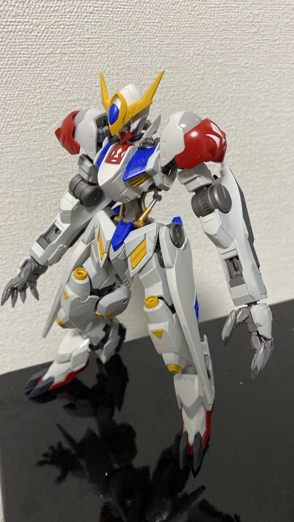 オリジナルの色も考えて、黒色なども考えましたが、今回は原作色っぽく塗りました。あ、爪は塗り忘れてます。
今日暴風雨だったので最終的に塗装は断念して筆塗りです。ちくせう
白→グランプリホワイト
グレー→グランプリホワイト+軍艦色数滴+コバルトブルー数滴
赤→ハーマンレッド
青→コバルトブルー
黄→キアライエロー+ハーマンレッド数滴
フレーム→ガンメタ
爪やサブアームカバー→グレサフ
詳しい調色?ありません、2度と作れません_(:3」∠)_