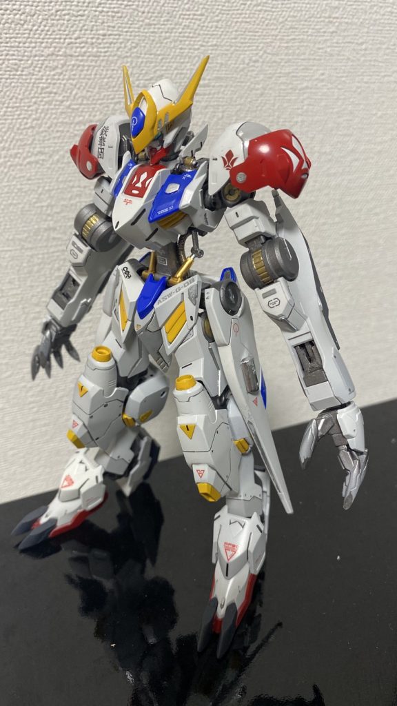 スミ入れとデカールを貼った状態です。
ゴールド→4Artistmarker
シルバー→4Artistmarker
写真はありませんが今日エナメルレッドで一部分筆塗り塗装と爪をキアライエローで筆塗りしました。
トップコートは基本艶消し、額の青パーツは光沢イエローでアクセントにしました。
仕様デカールはコーションデカールのレッド、ダークグレー、ホワイト。
オルフェンズ汎用デカールに、D.L MODEL DECALの赤縞模様をパイルバンカーの一部だけに使ってます。