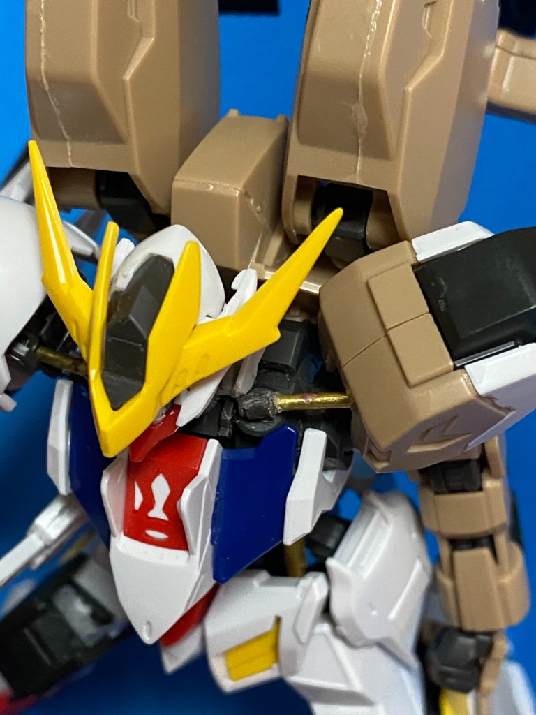 肩のシリンダーは腕に合わせて可動するように加工。