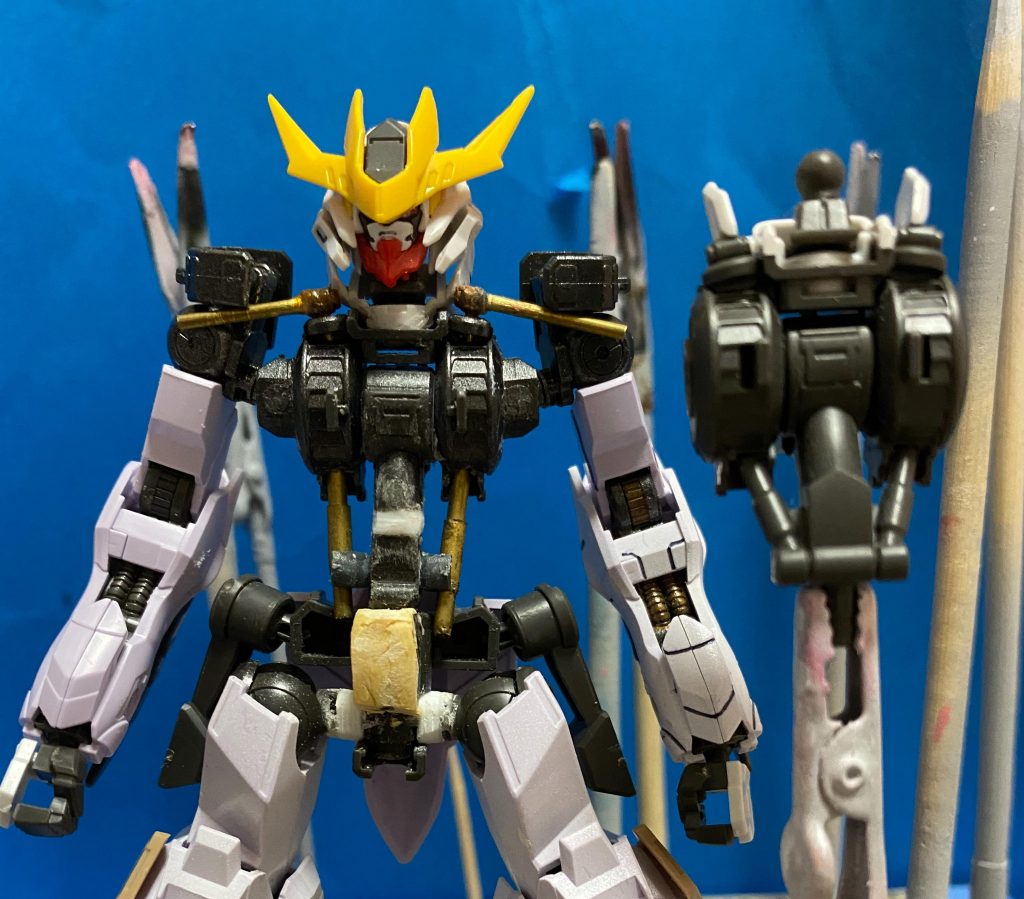 本体のミキシング自体は組み替え＋α程度ですがフレームの各部延長でスタイルを変更しています。
肩と胴体のシリンダーを真鍮パイプに変更。
元のルプスレクスはいろいろと埋まってるような気がしたので、
胴体内部の接続パーツを外側に接着。
胴体の延長。
股関節を左右に延長。
股間にパテを盛り少しだけ前方向に延長。
写ってませんが後から合わせて足も延長しました。