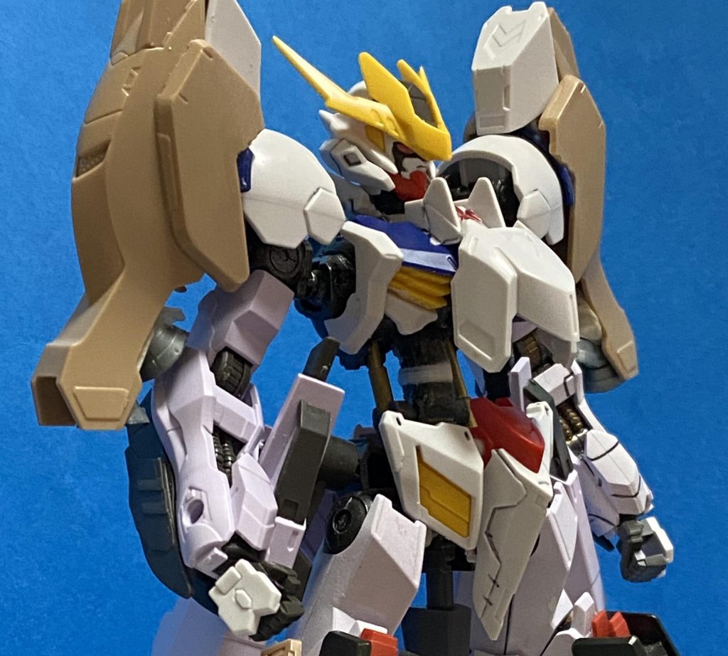 アムアム使用でコックピットハッチ開閉のギミックを追加した時の物。
肩アーマーのバーニアは不採用。