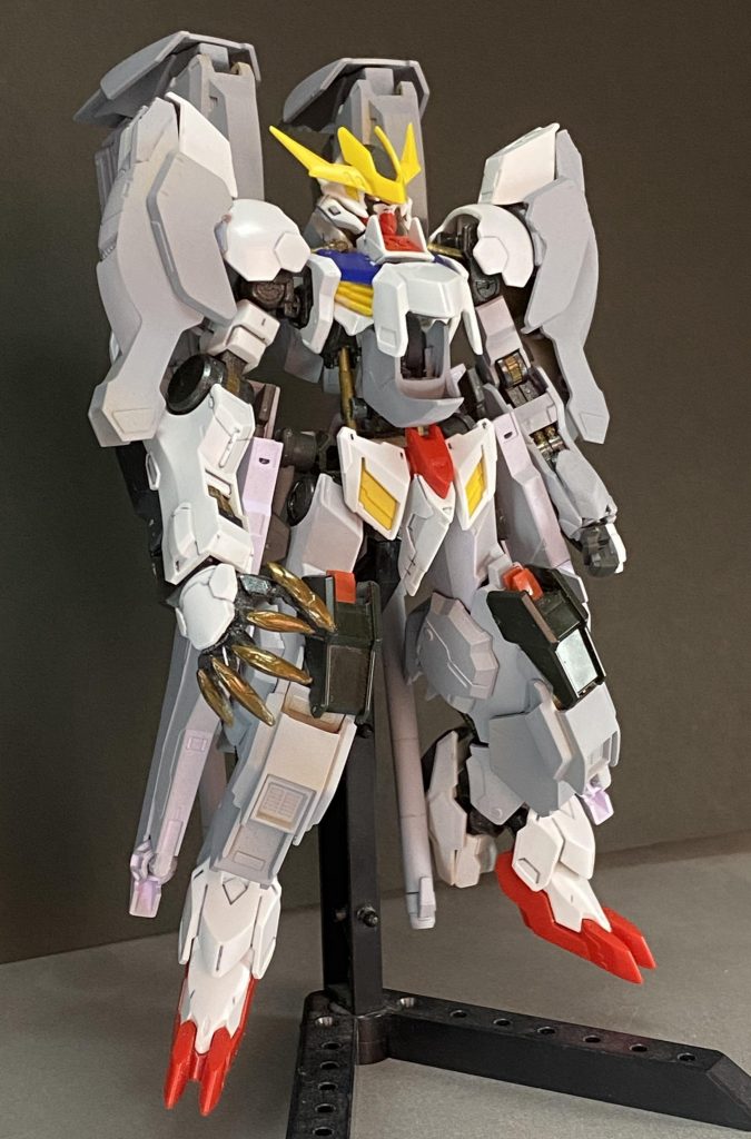 主にグシオンとマルコシアスのパーツを塗装するためにサフを吹いた状態。
この段階までいっても配色が決まってませんでした。