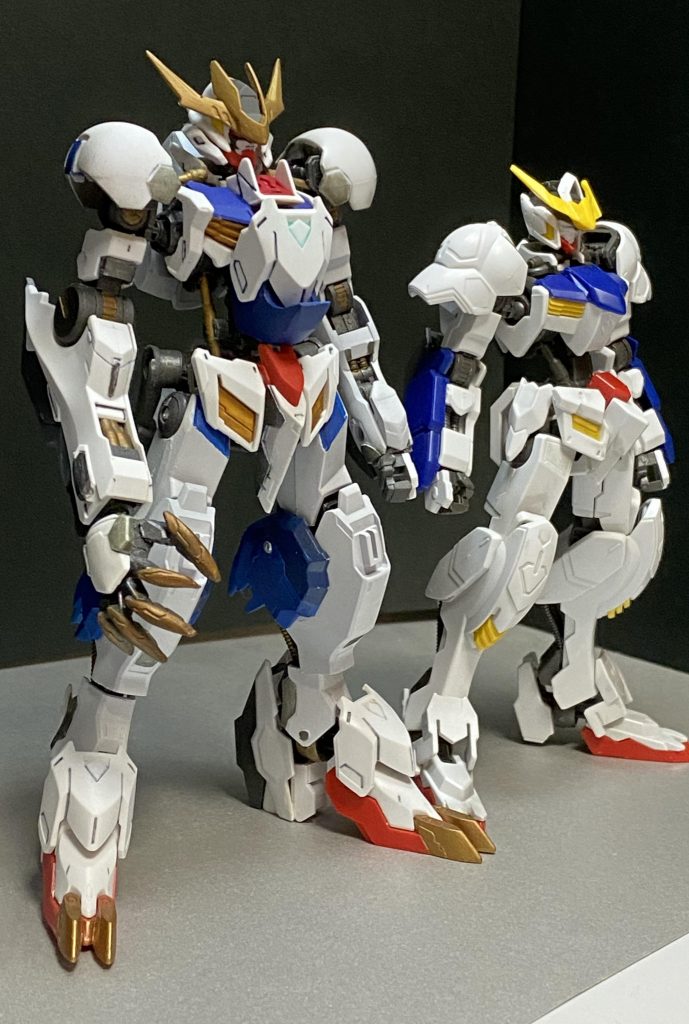 おまけですが通常のバルバトスとサイズ比較。
各部延長もあって大分別物感が出たかなと思います。