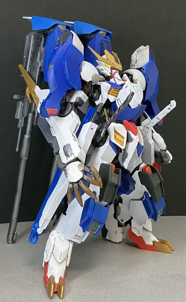 全ての装備を搭載した形態。
*バルバトスフルサヴァイヴ*
脚部にも装甲とスラスターを追加、右腕にはルプスレクス時のテイルブレード、太刀より長い大太刀を装備。
ルプスレクスと違った感じのバルバトスになったかなと思います。