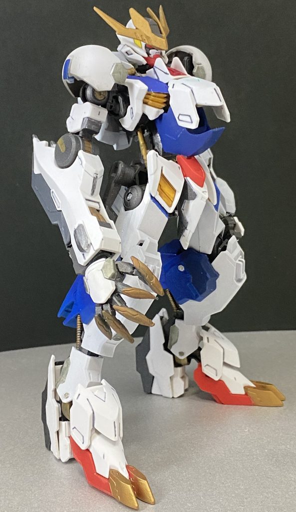 アムアム等を使用してコックピットハッチの開閉ギミックを追加しました。
指を切断して表情をつけてから再接着してあります。