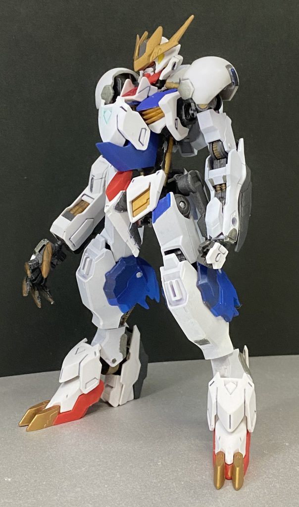 ギャラルホルンによって修復された姿。
胸部コックピット部分と左腕は損傷が激しく別の機体の物を使用したためアシンメトリーなデザインになった。
胸部の鉄華団のエンブレムは赤く塗りつぶされており武装は全て外されている。