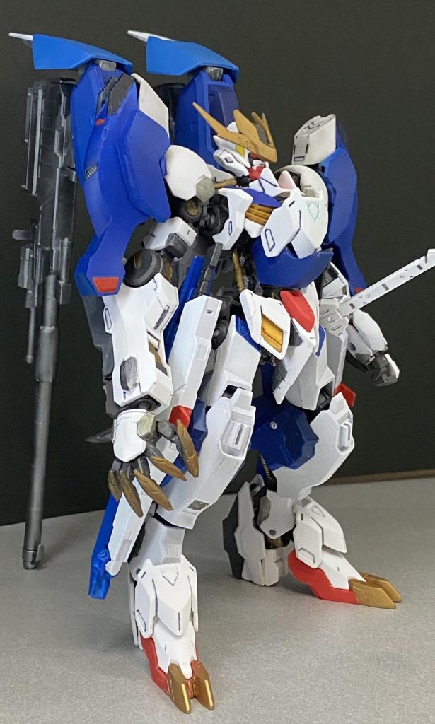 さらに装備を追加した形態。
両腰に短剣を2本収納した鞘、滑腔砲を2門に追加。
阿頼耶識手術を受けていない暁が、三日月のような獣じみた動きもできないため防御力も同時に上げるように装甲も追加されている。
グシオンのフレームは基地内になく、追加装甲には装甲のみ保管されていたグシオンの物が多く使われている。