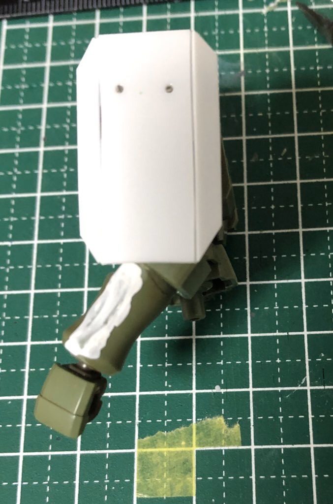 盾を肩に着けられなくなったので、代わりにザクのような肩シールドを作成しました。セメント接着だと不安だったのでクリップを切ったもので補強しています。