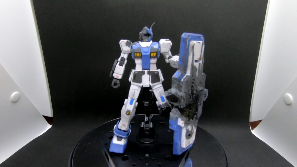 素立ちで撮影。シールドでは防ぎきれず、頭部、右肩部、左脚部が損傷しています。