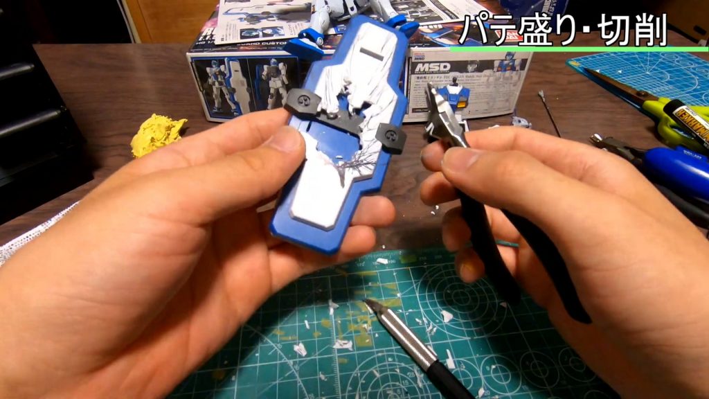 パテを盛る前のシールド。2軍のニッパーを使ってボリボリ切削。この行程はストレス解消です。笑