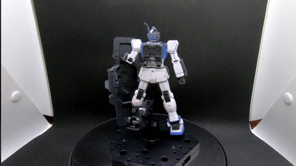 リアビュー。シールド裏は肉抜き穴を埋めて、グレー１色で塗装。