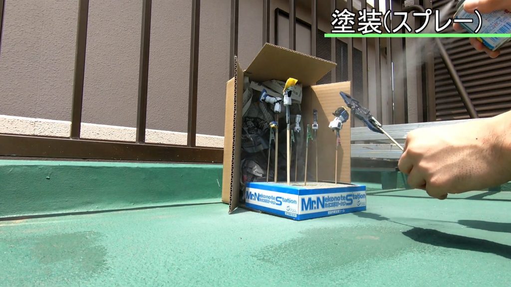 被弾面以外は成型色を生かして、肉抜き埋めしたシールド以外はトップコートのみで仕上げました。

普段借りている塗装室がコロナでお休みなのでベランダで初塗装。なお、ブースが小さくて床に色が付いた。じいちゃんゴメン