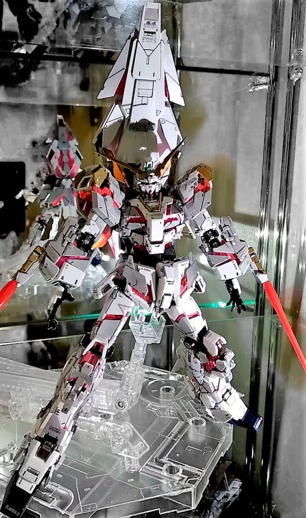 半年ほど前に買って、腕に自信が出来たら作ろうと思って積んでおいた、ユニコーンガンダム バンデシネをやっと作りました。
本当はキャンディー塗装でチタニウムフィニッシュのような、高級感のあるメタルホワイトのユニコーンを作りたかったのですが、色々塗料を買ってきてプラ片で試行錯誤してみたものの、なぜか綺麗なメタルホワイトが作れませんでした( ・_ゝ・)*。
そういえばキャンディー塗装のユニコーンてあんま見かけないけど難しいのかも。