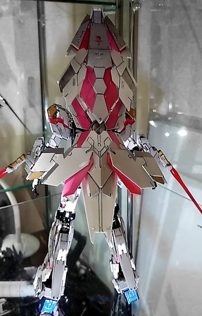 さらに写真だと分かりにくいですが、シルバーの上にもシルバーデカールを貼ってます。