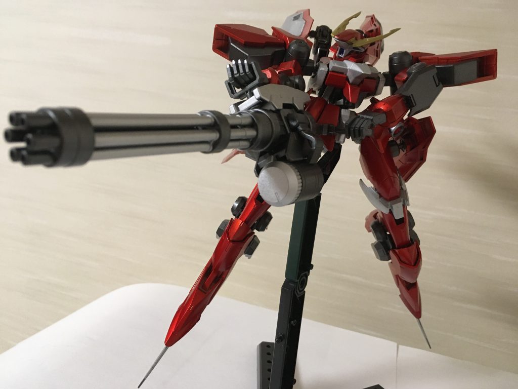 ジャイアントガトリングを携行します。試験機なので他の武器のウェポンラッチは設置されていません(HGBCジャイアントガトリング使用)。