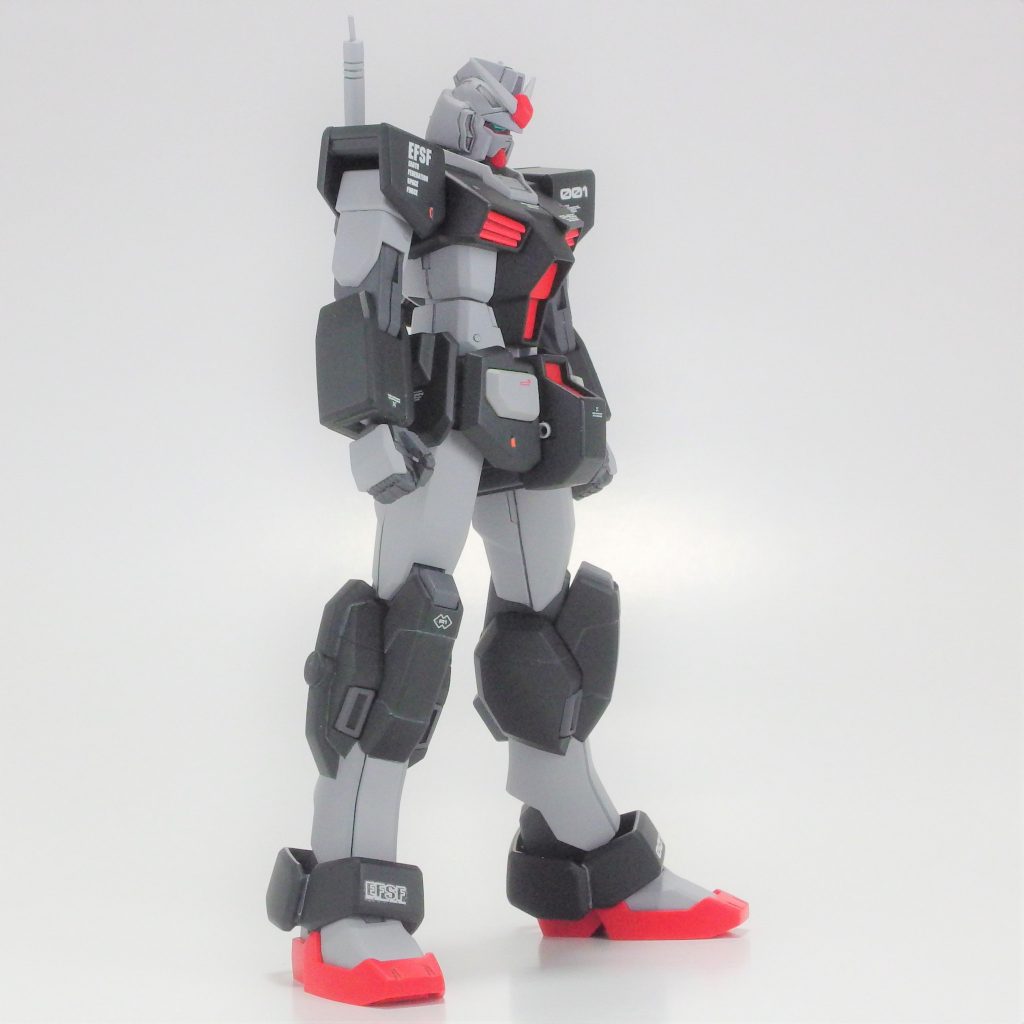 GM/GMやレオパルドダヴィンチ、Oガンダムなどを使用、下半身の各関節に手を入れて立ち姿が決まるようにしました。