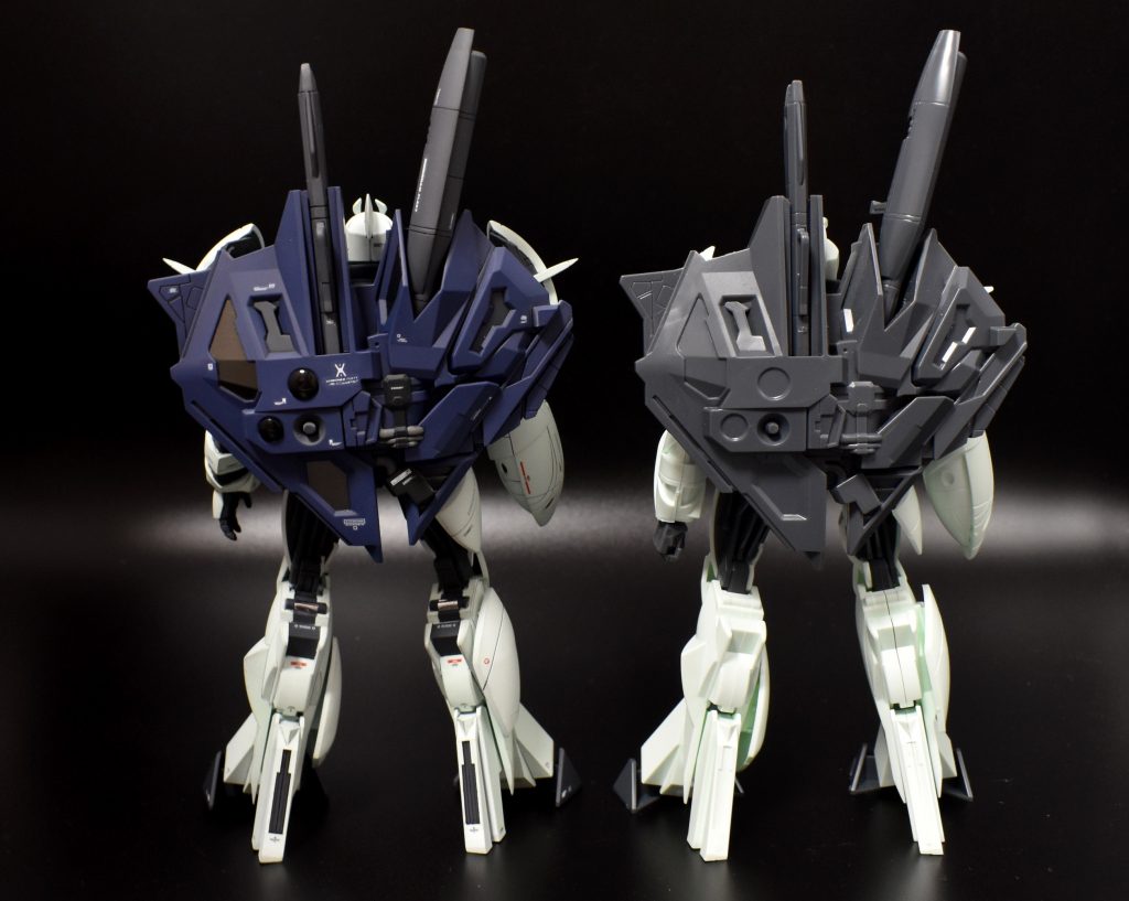 背面比較。主につや消しで仕上げていますが、一部つやありのメタリックカラーやレンズパーツを使用して質感の違いを表現してみました。また、バズーカのキャラパスからはみ出る長さが気になったので少し短縮。
正面からは見えない膝関節もPCからプラ関節に置き換えています。