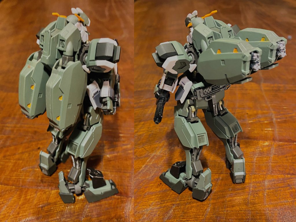 背面のバックパックはトンファーに干渉しないよう可動し格闘戦闘時は右のように高く展開し加速ブースターになります。
また、閉じた状態では見えていない後ろ腰の部分にはサブマシンガンが収納されています。
 
そして、バックパックに隠されている機巧がもうひとつ。ここから、アサルトモードへの可変をご紹介します。