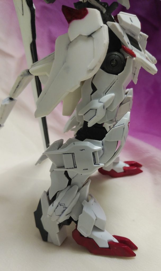 脚部近影です。ルプスレクスのパーツが目立ちますが、大腿部から下腿にかけてはバエルのぱーつを使っています。また、足を長くするために大腿部を延長しています。腰部側面装甲はプラ板から切り出して作りました。