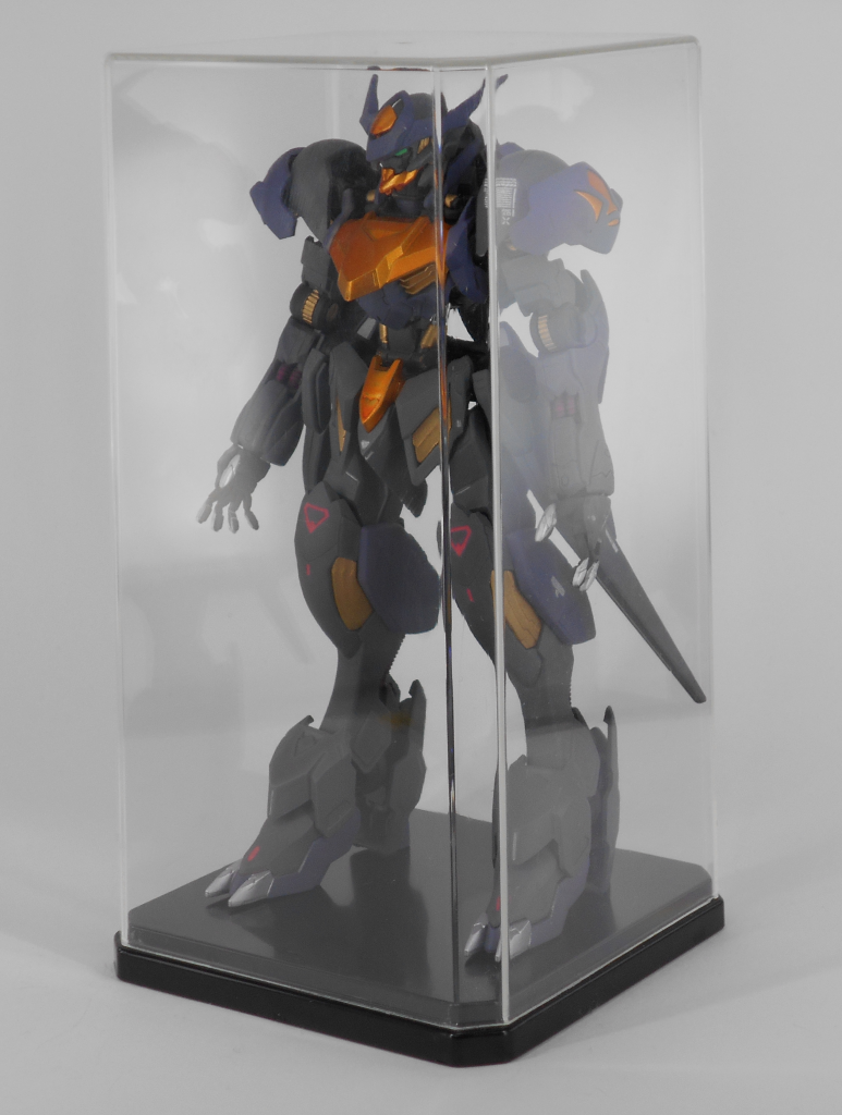 現在は100均のケースに入れて机の上にいてもらってます。
武器が入らなかったうえに本体だけでもギリギリでした。
いつでも自作品が目に入るので「これを自分が作ったんだぜ~」と自画自賛して元気をもらってます。モデラー流自家発電。