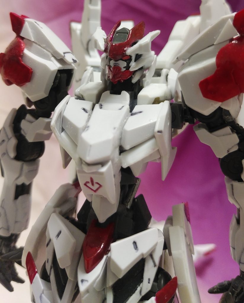 上半身近影です。頭部はルプスレクスのものを改造したものです。胴体フレームも若干延長し頭身を上げています。胸部装甲はバエルのものを改造し、レギンレイズフレームに合わせられるようにしています。