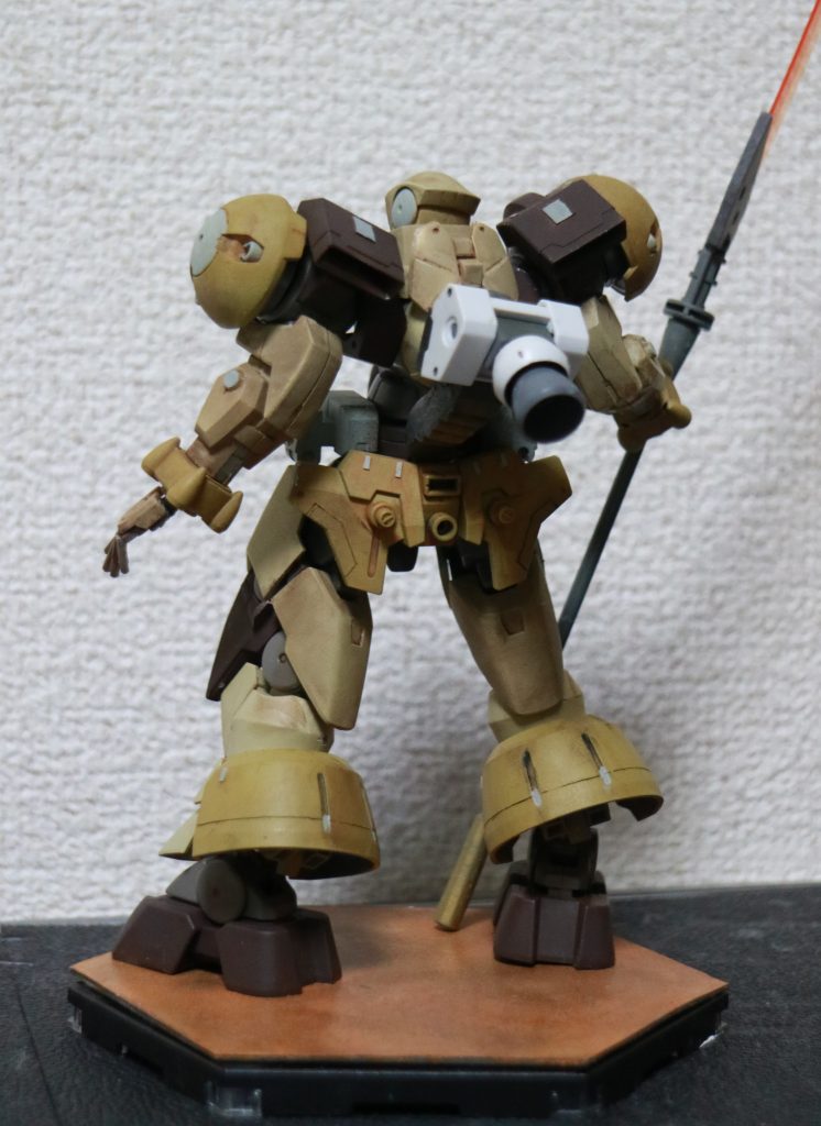 リアショット。グレイズ改からの背部スラスターを装着できるようにしています。
他の模型とも付け替え遊びをするのでグレイズ改スラスターの白は塗り替えずにそのままです(適当ですみません、エンジョイ勢なので笑)。