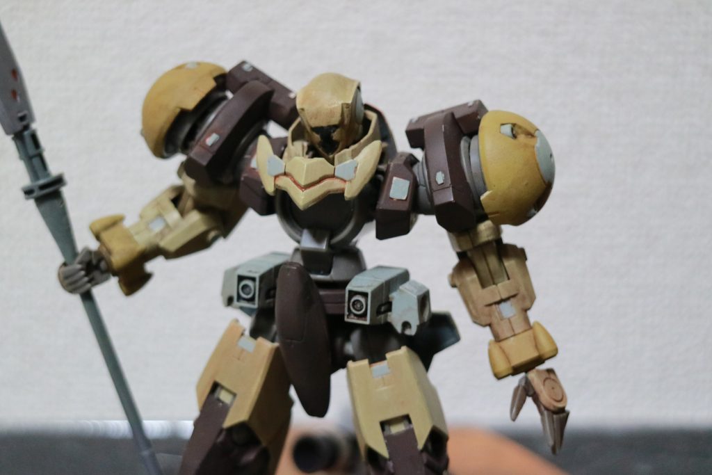 バストアップ。地味にプラ板でのディティール追加とスジボリをしています。
顔面はオーガの余剰パーツをエポキシパテで埋めての改造で、あまり特徴が出ない様に気を付けています。