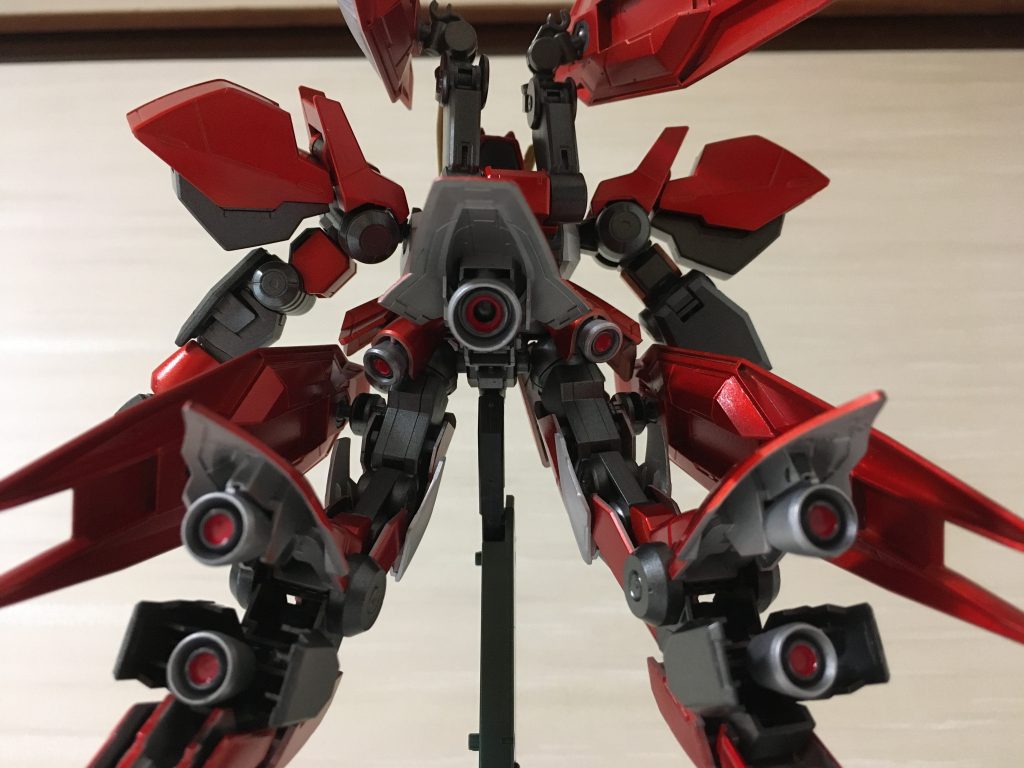 バーニアはほぼ同数とし、バックパックのアックス保持マニュピュレータをグレイズアインより流用+脚部のものと同等のバインダーを追加。これらにより大推力による突撃と高度なAMBAC機動を実現します。