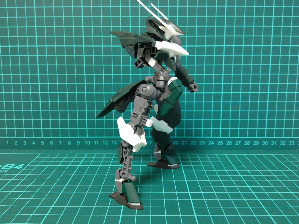 延長工作中
腰・足の他に股関節を広げて前に移動させてます
鉄血キットは安価でフレーム分けされているので延長工作がやりやすいですね