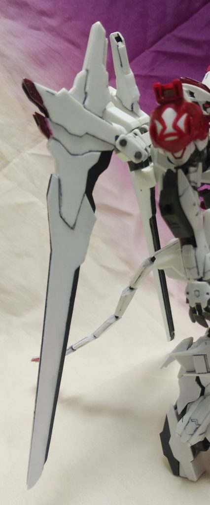 バックパック近影、背部外側大型ブースターです。可動部はバエルのパーツを使用していますが、それ以外は全てプラ板から切り出しました。