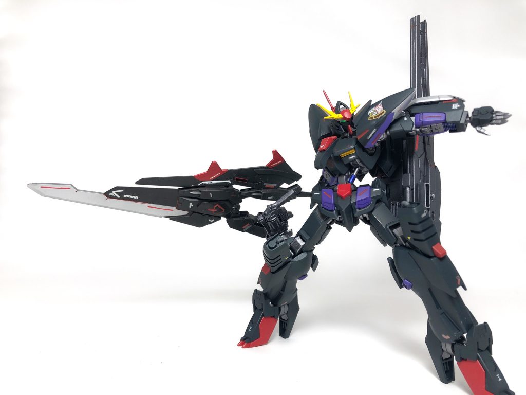 ◆トゥーハンデット・イスカンダル◆ソード・コンクェストとバトル・パルチザンが連結し巨大な斬艦刀と化す。その大きさと重量から片手では持てず背面のサブアームと合わせて保持する。繰り出される斬撃はあらゆる物を押し潰し両断する！