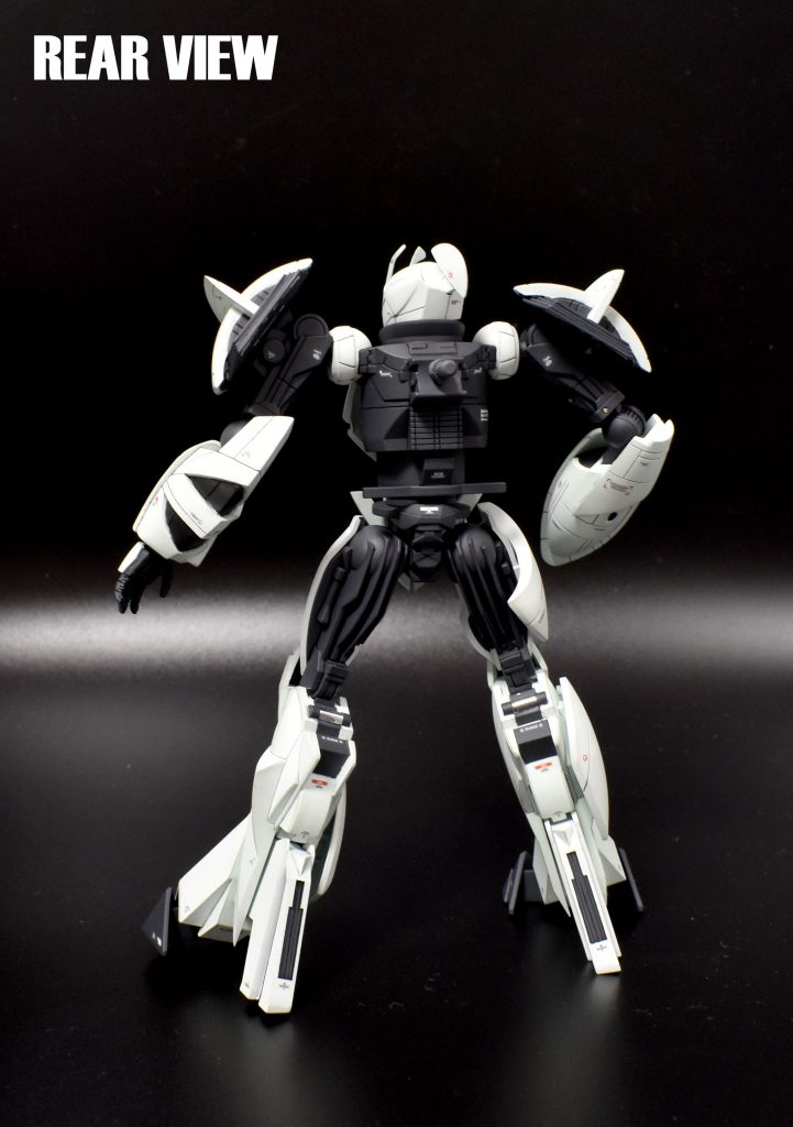 キャラパスなし背面。
腕の付け根、肩、首関節はボールデンパーツに付属しているジョイントパーツに置き換えているので自然なポージングが可能に。
肩の放熱板はプラ板を切り出して新造しています。