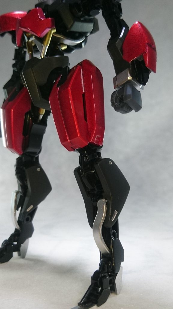 シールドとして至近距離での受け流しを想定した、軽量なバックラーガントレットを装備。
バックラー内部には重量の影響を受けにくいビームサーベルを内蔵。